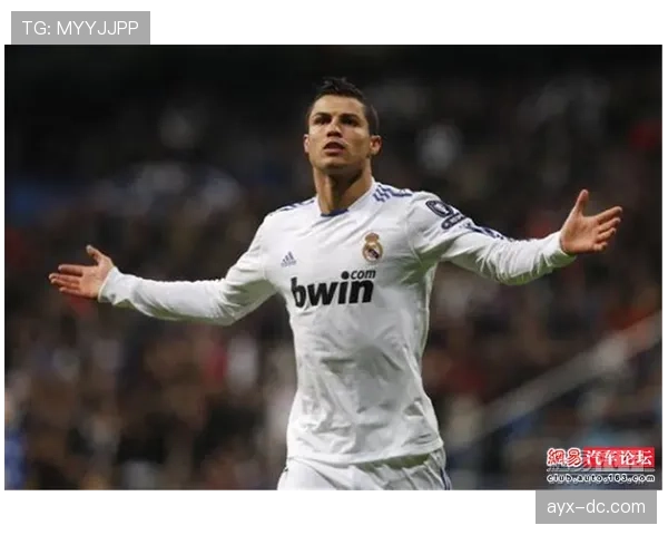 足球明星评价：梅西与C罗的辩论引发球迷持续关注与讨论