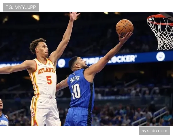 特雷·杨利用挡拆创造空位投篮拉开球队得分差距