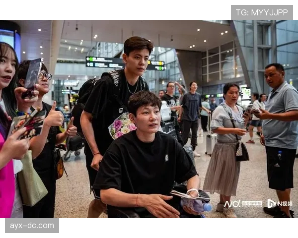 杨力维机场随手背的包，我三个月工资都不够看